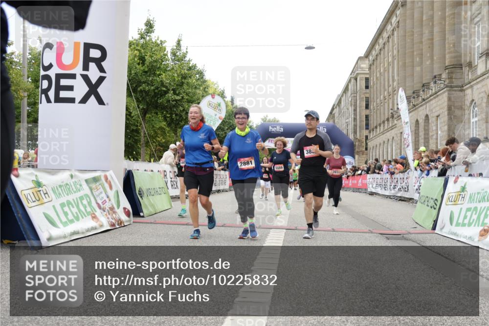 06.09.2026 - CURREX Alsterlauf Yannick Fuchs http://msf.ph/oto/10225832 06.09.2026 10:16:16 Ziel 2019, 2098, 2614, 2881, 2884, 3189, 3539, 3867, 4056, 4069, 4396, 4455, 5425, 5559, 5564, 5787, 5945 meine-sportfotos.de