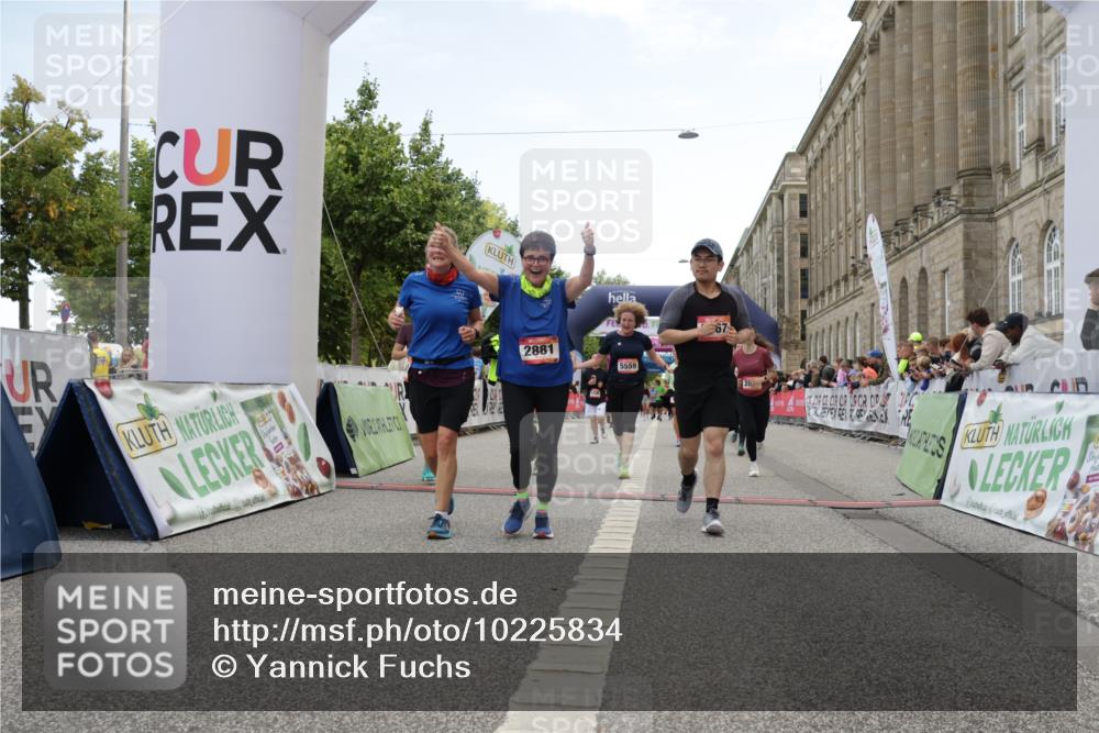 06.09.2026 - CURREX Alsterlauf Yannick Fuchs http://msf.ph/oto/10225834 06.09.2026 10:16:16 Ziel 2019, 2098, 2614, 2881, 2884, 3189, 3539, 3867, 4056, 4069, 4396, 4455, 5425, 5559, 5564, 5787, 5945 meine-sportfotos.de