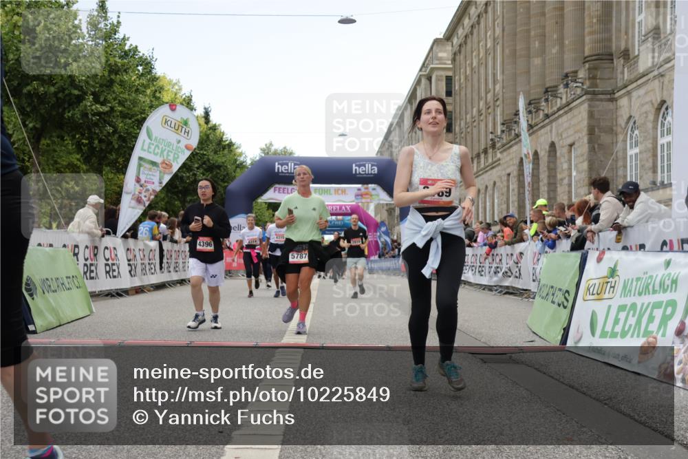 06.09.2026 - CURREX Alsterlauf Yannick Fuchs http://msf.ph/oto/10225849 06.09.2026 10:16:19 Ziel 2019, 2614, 2881, 2884, 2910, 3189, 3867, 4314, 4315, 4366, 4396, 4455, 5425, 5559, 5564, 5787 meine-sportfotos.de