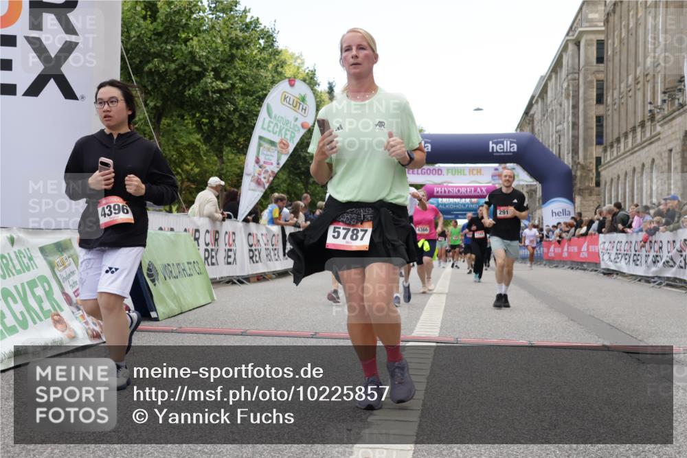 06.09.2026 - CURREX Alsterlauf Yannick Fuchs http://msf.ph/oto/10225857 06.09.2026 10:16:21 Ziel 2614, 2744, 2881, 2884, 2910, 3189, 3867, 4314, 4315, 4366, 4396, 4455, 5559, 5564, 5787 meine-sportfotos.de