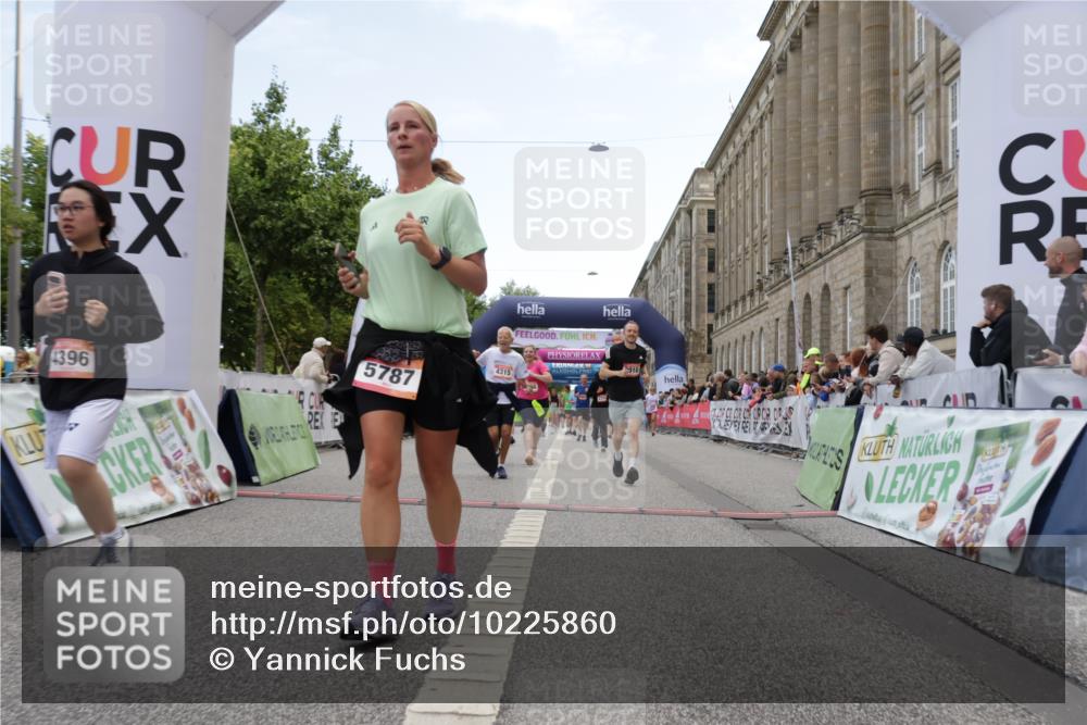 06.09.2026 - CURREX Alsterlauf Yannick Fuchs http://msf.ph/oto/10225860 06.09.2026 10:16:22 Ziel 2614, 2744, 2881, 2884, 2910, 3189, 3867, 4314, 4315, 4366, 4396, 4455, 4820, 4821, 5559, 5564, 5787 meine-sportfotos.de