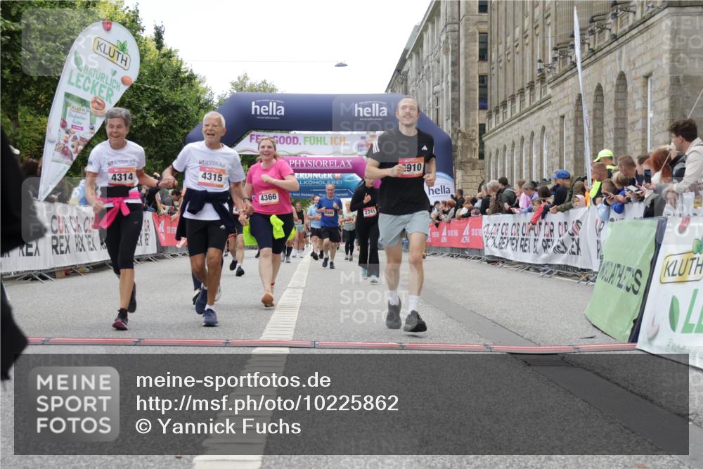 06.09.2026 - CURREX Alsterlauf Yannick Fuchs http://msf.ph/oto/10225862 06.09.2026 10:16:22 Ziel 2614, 2744, 2881, 2884, 2910, 3189, 3867, 4314, 4315, 4366, 4396, 4455, 4820, 4821, 5559, 5564, 5787 meine-sportfotos.de