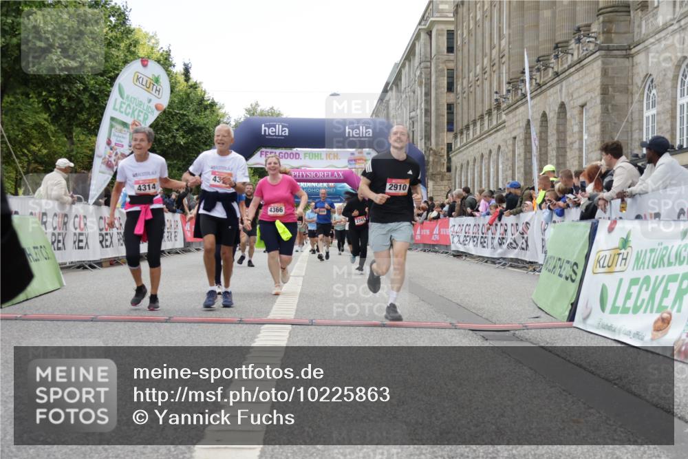 06.09.2026 - CURREX Alsterlauf Yannick Fuchs http://msf.ph/oto/10225863 06.09.2026 10:16:23 Ziel 2614, 2744, 2881, 2884, 2888, 2910, 3189, 3867, 4314, 4315, 4366, 4396, 4455, 4820, 4821, 5559, 5564, 5787 meine-sportfotos.de