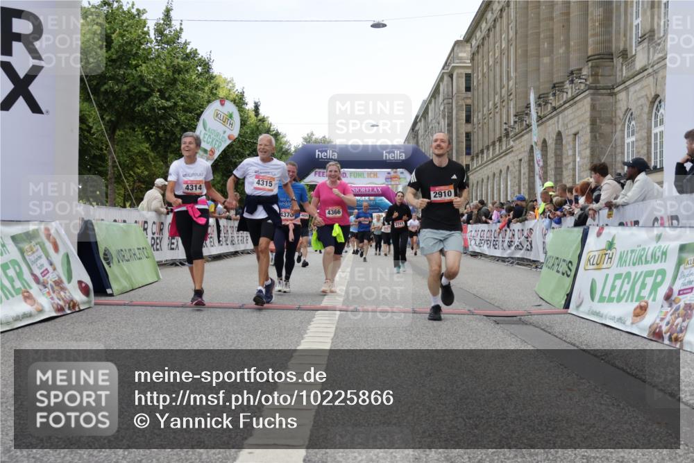 06.09.2026 - CURREX Alsterlauf Yannick Fuchs http://msf.ph/oto/10225866 06.09.2026 10:16:23 Ziel 2614, 2744, 2881, 2884, 2888, 2910, 3189, 3867, 4314, 4315, 4366, 4396, 4455, 4820, 4821, 5559, 5564, 5787 meine-sportfotos.de
