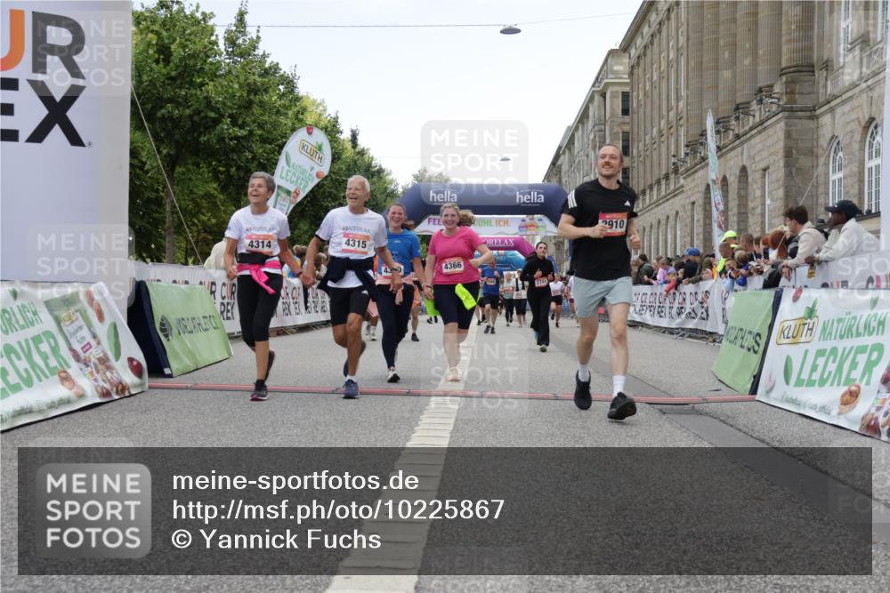 06.09.2026 - CURREX Alsterlauf Yannick Fuchs http://msf.ph/oto/10225867 06.09.2026 10:16:23 Ziel 2614, 2744, 2881, 2884, 2888, 2910, 3189, 3867, 4314, 4315, 4366, 4396, 4455, 4820, 4821, 5559, 5564, 5787 meine-sportfotos.de