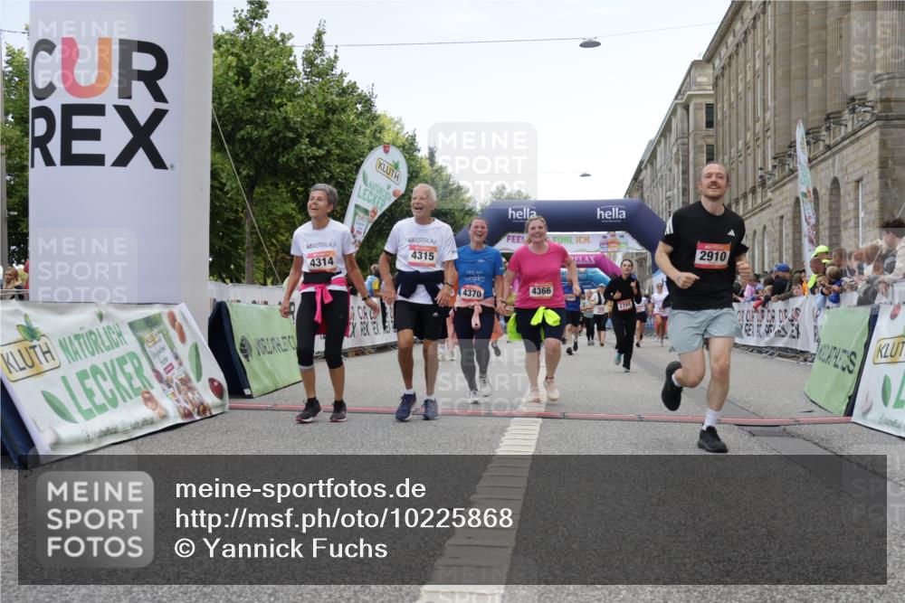 06.09.2026 - CURREX Alsterlauf Yannick Fuchs http://msf.ph/oto/10225868 06.09.2026 10:16:23 Ziel 2614, 2744, 2881, 2884, 2888, 2910, 3189, 3867, 4314, 4315, 4366, 4396, 4455, 4820, 4821, 5559, 5564, 5787 meine-sportfotos.de