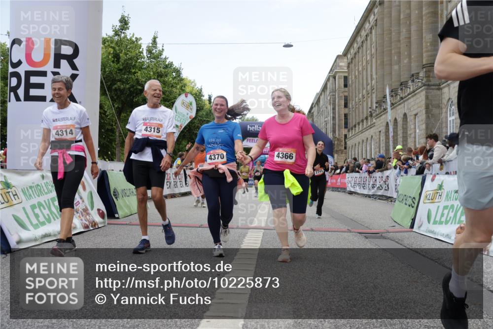 06.09.2026 - CURREX Alsterlauf Yannick Fuchs http://msf.ph/oto/10225873 06.09.2026 10:16:25 Ziel 2744, 2851, 2888, 2910, 3015, 3019, 3189, 4314, 4315, 4366, 4396, 4820, 4821, 5578, 5787 meine-sportfotos.de