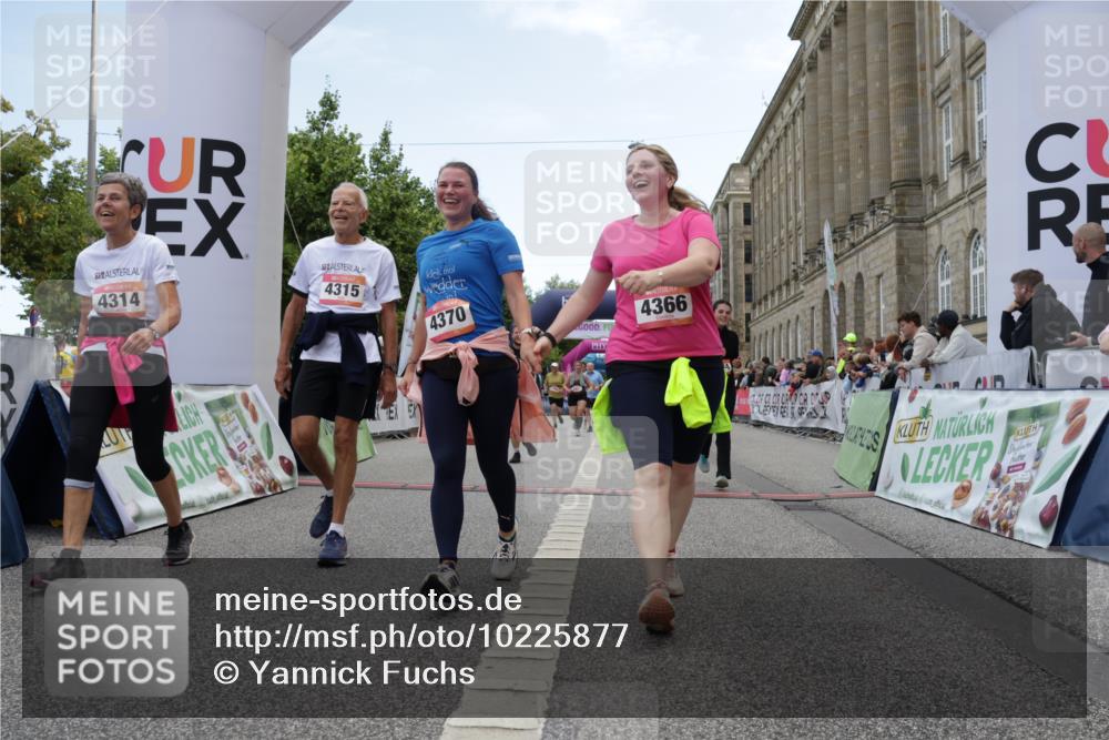 06.09.2026 - CURREX Alsterlauf Yannick Fuchs http://msf.ph/oto/10225877 06.09.2026 10:16:25 Ziel 2744, 2851, 2888, 2910, 3015, 3019, 3189, 4314, 4315, 4366, 4396, 4820, 4821, 5578, 5787 meine-sportfotos.de
