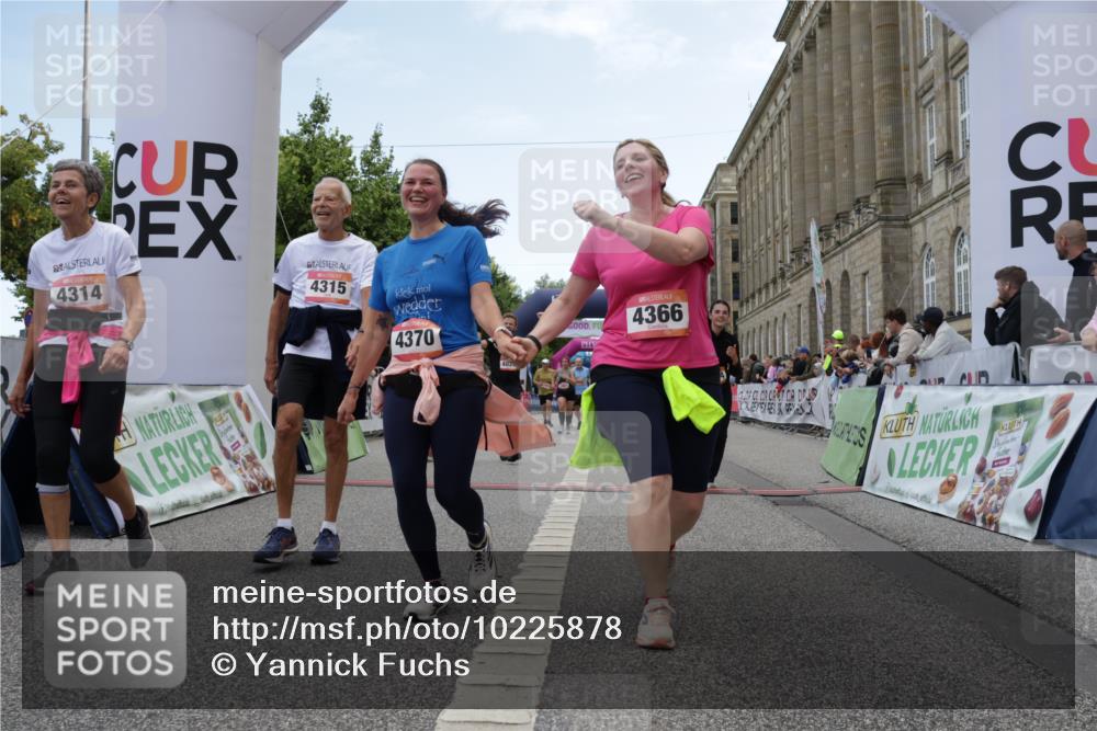 06.09.2026 - CURREX Alsterlauf Yannick Fuchs http://msf.ph/oto/10225878 06.09.2026 10:16:26 Ziel 2431, 2432, 2744, 2851, 2880, 2887, 2888, 2910, 3015, 3019, 3189, 4314, 4315, 4366, 4396, 4820, 4821, 5578, 5787 meine-sportfotos.de