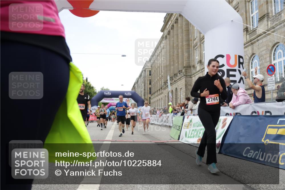 06.09.2026 - CURREX Alsterlauf Yannick Fuchs http://msf.ph/oto/10225884 06.09.2026 10:16:27 Ziel 2431, 2432, 2744, 2851, 2880, 2887, 2888, 2910, 3015, 3019, 3788, 4314, 4315, 4366, 4396, 4820, 4821, 5578, 5787 meine-sportfotos.de