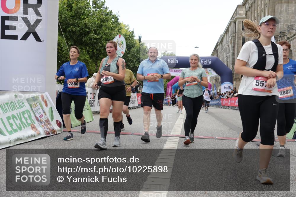06.09.2026 - CURREX Alsterlauf Yannick Fuchs http://msf.ph/oto/10225898 06.09.2026 10:16:31 Ziel 2431, 2432, 2744, 2851, 2880, 2887, 2888, 3015, 3019, 3508, 3509, 3788, 4366, 4820, 4821, 5578, 6217 meine-sportfotos.de