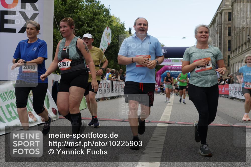 06.09.2026 - CURREX Alsterlauf Yannick Fuchs http://msf.ph/oto/10225903 06.09.2026 10:16:32 Ziel 2431, 2432, 2744, 2851, 2880, 2887, 2888, 3015, 3019, 3508, 3509, 3788, 4820, 4821, 5578, 6217, 8283 meine-sportfotos.de
