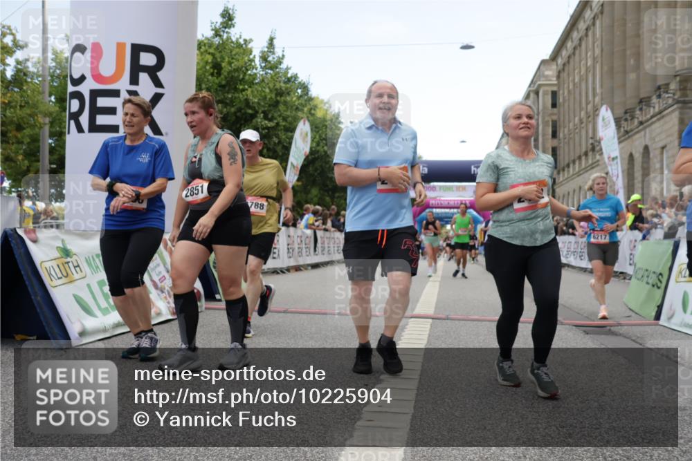 06.09.2026 - CURREX Alsterlauf Yannick Fuchs http://msf.ph/oto/10225904 06.09.2026 10:16:32 Ziel 2431, 2432, 2744, 2851, 2880, 2887, 2888, 3015, 3019, 3508, 3509, 3788, 4820, 4821, 5578, 6217, 8283 meine-sportfotos.de