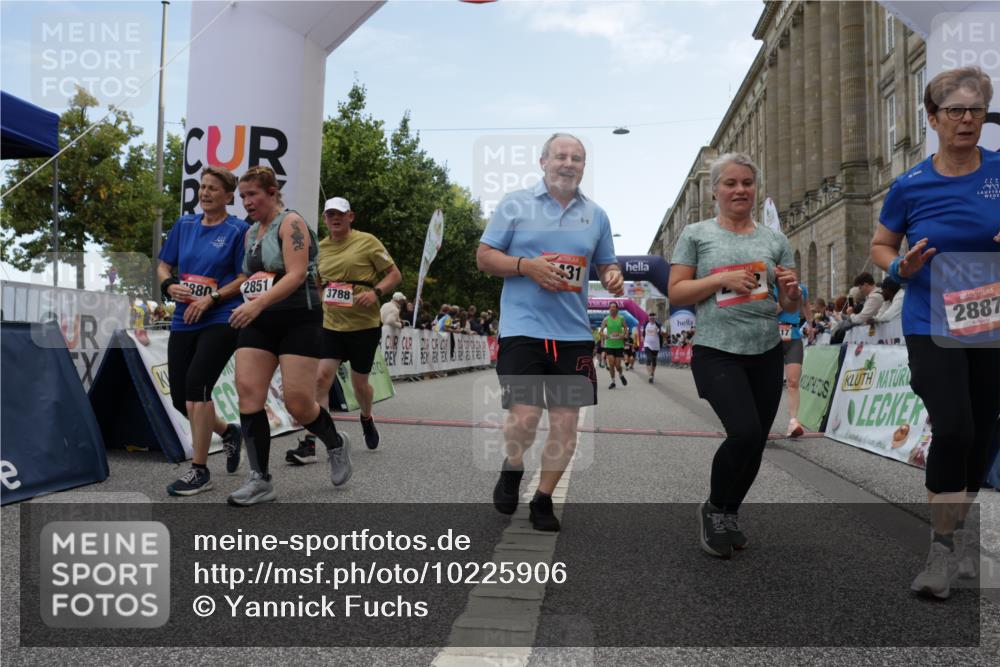 06.09.2026 - CURREX Alsterlauf Yannick Fuchs http://msf.ph/oto/10225906 06.09.2026 10:16:32 Ziel 2431, 2432, 2744, 2851, 2880, 2887, 2888, 3015, 3019, 3508, 3509, 3788, 4820, 4821, 5578, 6217, 8283 meine-sportfotos.de
