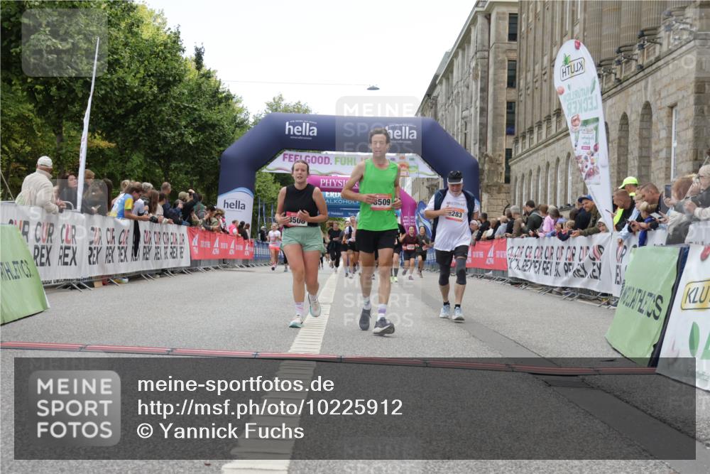 06.09.2026 - CURREX Alsterlauf Yannick Fuchs http://msf.ph/oto/10225912 06.09.2026 10:16:35 Ziel 2431, 2432, 2736, 2851, 2880, 2887, 2888, 3015, 3019, 3508, 3509, 3788, 5578, 6217, 8283 meine-sportfotos.de