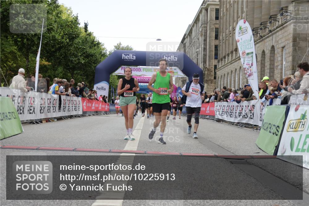 06.09.2026 - CURREX Alsterlauf Yannick Fuchs http://msf.ph/oto/10225913 06.09.2026 10:16:35 Ziel 2431, 2432, 2736, 2851, 2880, 2887, 2888, 3015, 3019, 3508, 3509, 3788, 5578, 6217, 8283 meine-sportfotos.de