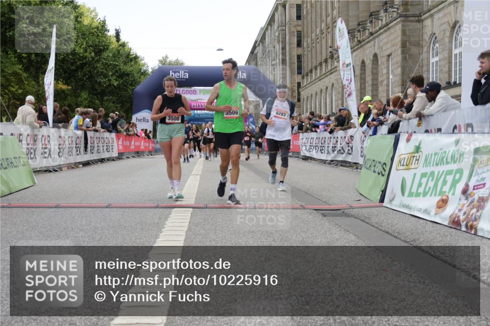 06.09.2026 - CURREX Alsterlauf Yannick Fuchs http://msf.ph/oto/10225916 06.09.2026 10:16:36 Ziel 2431, 2432, 2736, 2851, 2880, 2887, 3015, 3019, 3508, 3509, 3788, 5578, 5672, 6217, 8283 meine-sportfotos.de