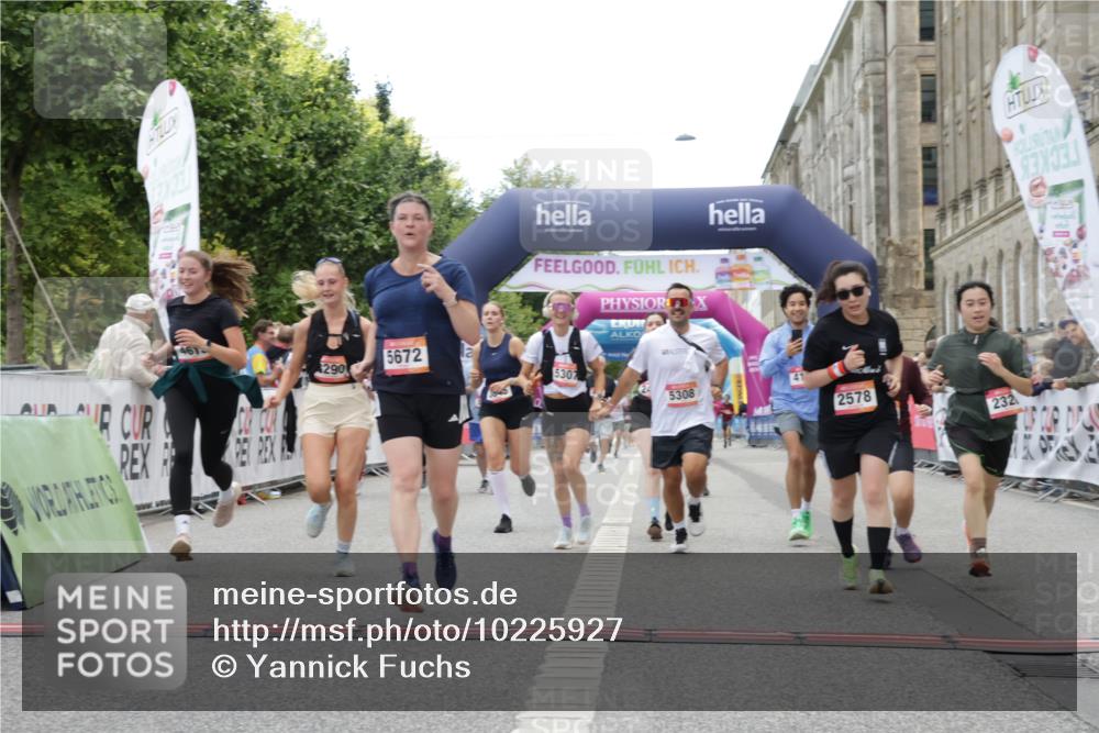 06.09.2026 - CURREX Alsterlauf Yannick Fuchs http://msf.ph/oto/10225927 06.09.2026 10:16:41 Ziel 2328, 2454, 2578, 2736, 2859, 3167, 3290, 3330, 3508, 3509, 3645, 4123, 4220, 4613, 5307, 5308, 5672, 8283 meine-sportfotos.de