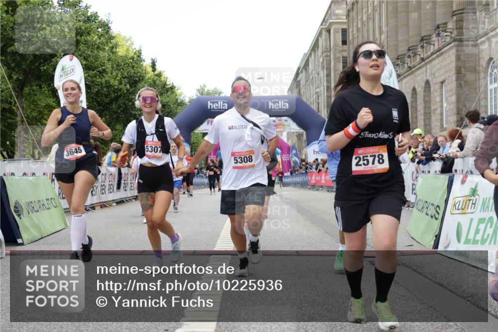 06.09.2026 - CURREX Alsterlauf Yannick Fuchs http://msf.ph/oto/10225936 06.09.2026 10:16:43 Ziel 2328, 2454, 2578, 2736, 2859, 3167, 3290, 3330, 3508, 3509, 3645, 4123, 4220, 4353, 4613, 5307, 5308, 5672, 5859, 8283 meine-sportfotos.de