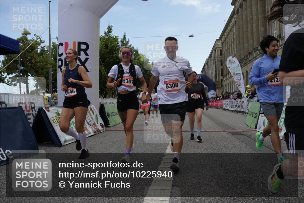 06.09.2026 - CURREX Alsterlauf Yannick Fuchs http://msf.ph/oto/10225940 06.09.2026 10:16:44 Ziel 2328, 2454, 2578, 2736, 2859, 3167, 3290, 3330, 3633, 3645, 4123, 4220, 4353, 4613, 5307, 5308, 5672, 5859, 8283 meine-sportfotos.de