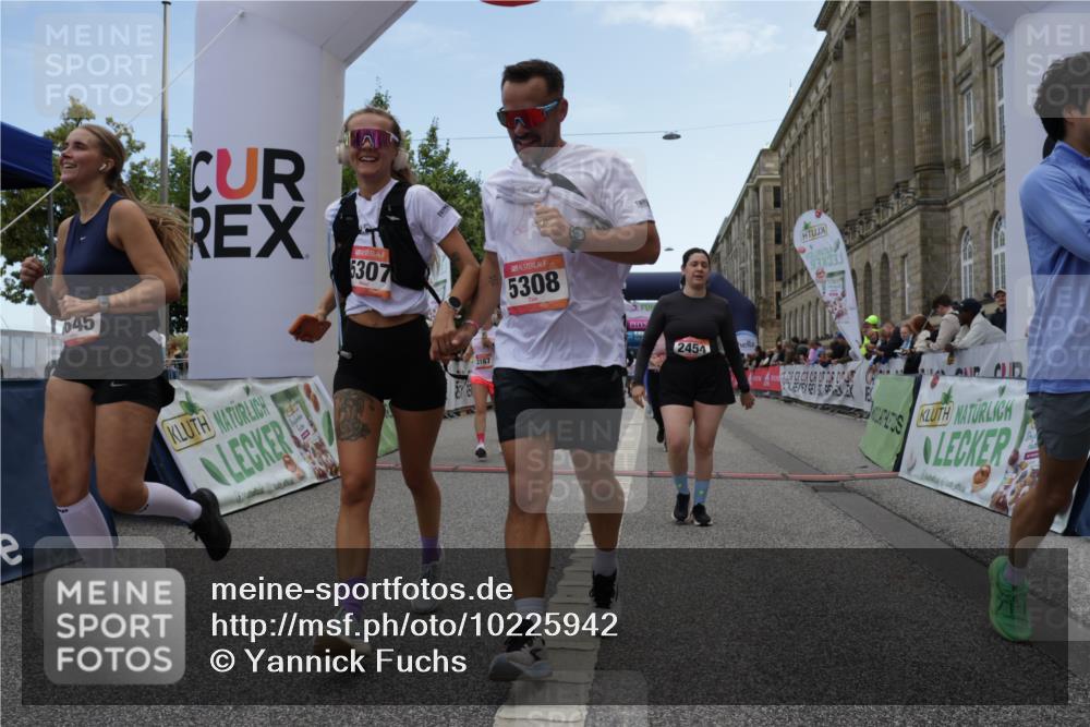06.09.2026 - CURREX Alsterlauf Yannick Fuchs http://msf.ph/oto/10225942 06.09.2026 10:16:44 Ziel 2328, 2454, 2578, 2736, 2859, 3167, 3290, 3330, 3633, 3645, 4123, 4220, 4353, 4613, 5307, 5308, 5672, 5859, 8283 meine-sportfotos.de