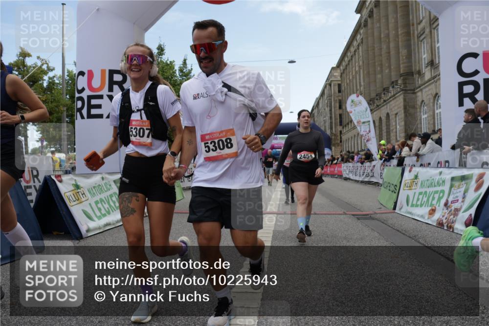 06.09.2026 - CURREX Alsterlauf Yannick Fuchs http://msf.ph/oto/10225943 06.09.2026 10:16:44 Ziel 2328, 2454, 2578, 2736, 2859, 3167, 3290, 3330, 3633, 3645, 4123, 4220, 4353, 4613, 5307, 5308, 5672, 5859, 8283 meine-sportfotos.de