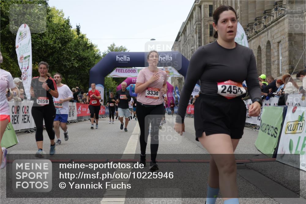 06.09.2026 - CURREX Alsterlauf Yannick Fuchs http://msf.ph/oto/10225946 06.09.2026 10:16:45 Ziel 2328, 2454, 2578, 2736, 2859, 3167, 3169, 3290, 3330, 3633, 3645, 4123, 4220, 4353, 4613, 5307, 5308, 5672, 5859, 8102 meine-sportfotos.de