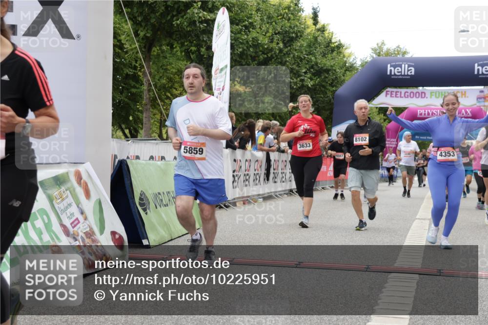 06.09.2026 - CURREX Alsterlauf Yannick Fuchs http://msf.ph/oto/10225951 06.09.2026 10:16:47 Ziel 2328, 2454, 2578, 2859, 3167, 3169, 3290, 3330, 3633, 3645, 4123, 4220, 4353, 4613, 5307, 5308, 5672, 5859, 8102 meine-sportfotos.de