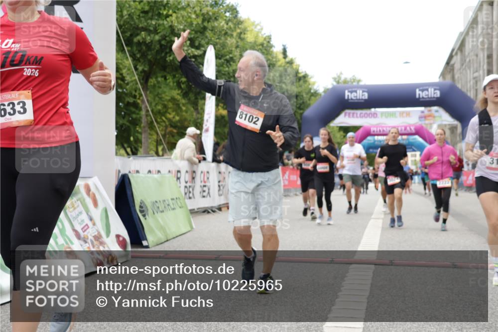 06.09.2026 - CURREX Alsterlauf Yannick Fuchs http://msf.ph/oto/10225965 06.09.2026 10:16:50 Ziel 2222, 2454, 2859, 3024, 3167, 3169, 3330, 3633, 3645, 4123, 4353, 4439, 4440, 4750, 4756, 5307, 5308, 5859, 6087, 8102 meine-sportfotos.de