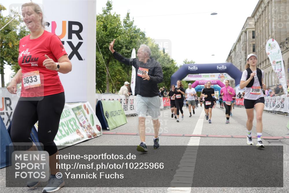 06.09.2026 - CURREX Alsterlauf Yannick Fuchs http://msf.ph/oto/10225966 06.09.2026 10:16:50 Ziel 2222, 2454, 2859, 3024, 3167, 3169, 3330, 3633, 3645, 4123, 4353, 4439, 4440, 4750, 4756, 5307, 5308, 5859, 6087, 8102 meine-sportfotos.de
