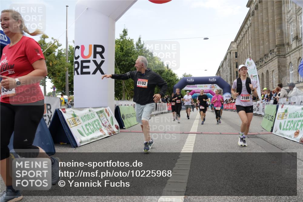 06.09.2026 - CURREX Alsterlauf Yannick Fuchs http://msf.ph/oto/10225968 06.09.2026 10:16:51 Ziel 2222, 2859, 3024, 3167, 3169, 3330, 3633, 4353, 4439, 4440, 4750, 4756, 5859, 6087, 8102 meine-sportfotos.de