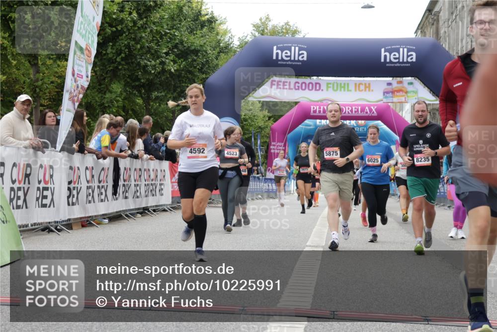 06.09.2026 - CURREX Alsterlauf Yannick Fuchs http://msf.ph/oto/10225991 06.09.2026 10:16:56 Ziel 2222, 3024, 3169, 3633, 4439, 4440, 4477, 4523, 4592, 4750, 4756, 5875, 6025, 6087, 8102, 8235, 8295 meine-sportfotos.de