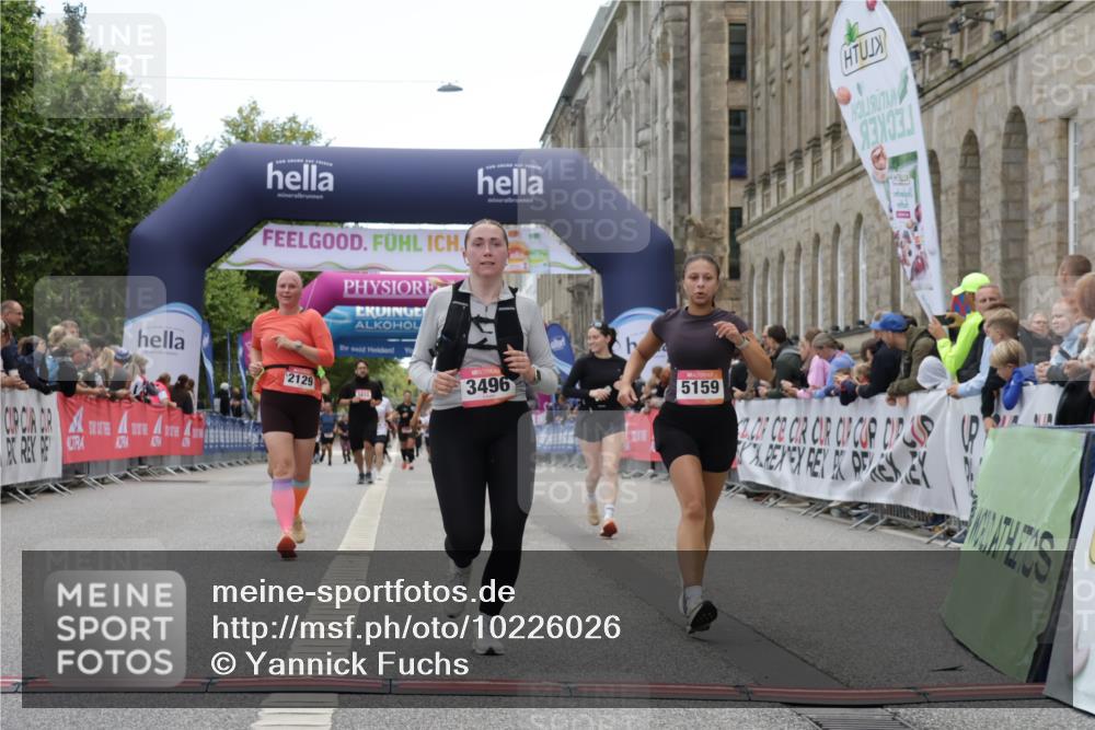 06.09.2026 - CURREX Alsterlauf Yannick Fuchs http://msf.ph/oto/10226026 06.09.2026 10:17:07 Ziel 1092, 2048, 2129, 3002, 3199, 3459, 3496, 3973, 4523, 4557, 5082, 5223, 6025, 8083, 8295 meine-sportfotos.de
