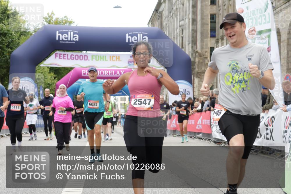 06.09.2026 - CURREX Alsterlauf Yannick Fuchs http://msf.ph/oto/10226086 06.09.2026 10:17:24 Ziel 2368, 2462, 2546, 2547, 2922, 3117, 5118, 5635, 5820, 5872, 6068, 6081, 6143 meine-sportfotos.de