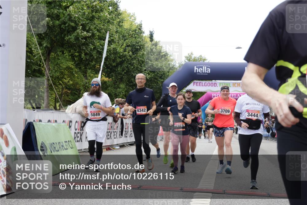 06.09.2026 - CURREX Alsterlauf Yannick Fuchs http://msf.ph/oto/10226115 06.09.2026 10:17:31 Ziel 2462, 2546, 2547, 2597, 2598, 2911, 2985, 3117, 3444, 3709, 5118, 5560, 5635, 5820, 5849, 6068, 6081, 6342, 6363, 8109 meine-sportfotos.de