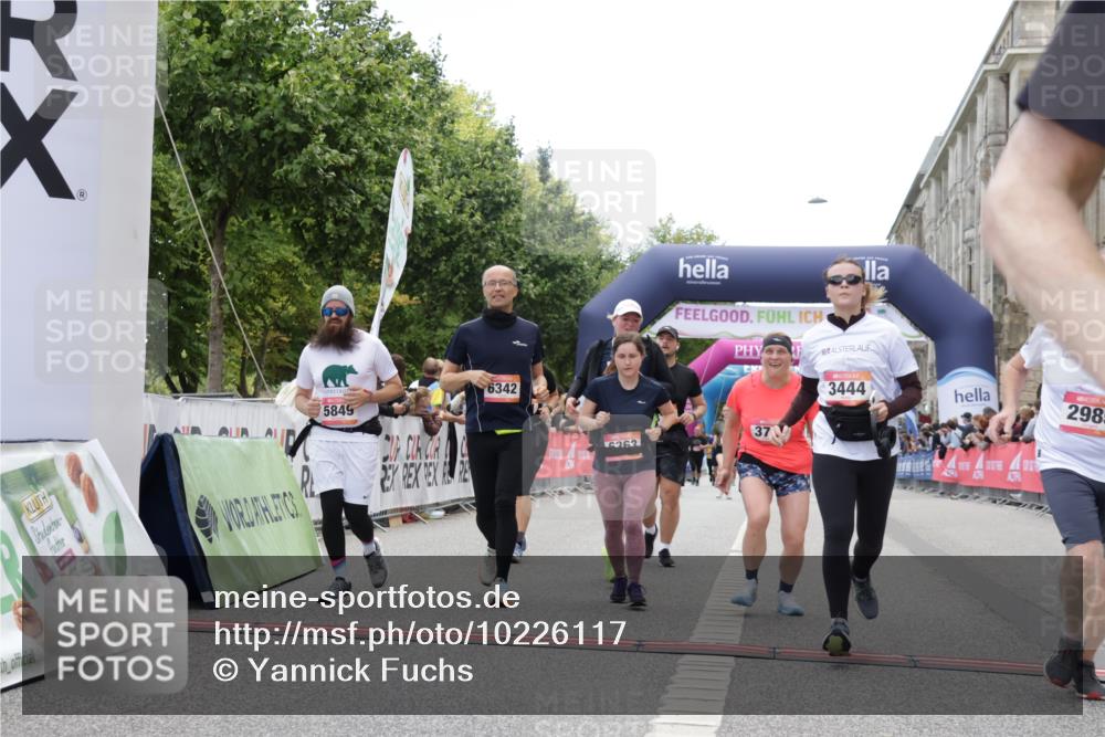 06.09.2026 - CURREX Alsterlauf Yannick Fuchs http://msf.ph/oto/10226117 06.09.2026 10:17:32 Ziel 2462, 2546, 2597, 2598, 2911, 2985, 3117, 3444, 3709, 5118, 5560, 5635, 5820, 5849, 6068, 6081, 6342, 6363, 8109 meine-sportfotos.de