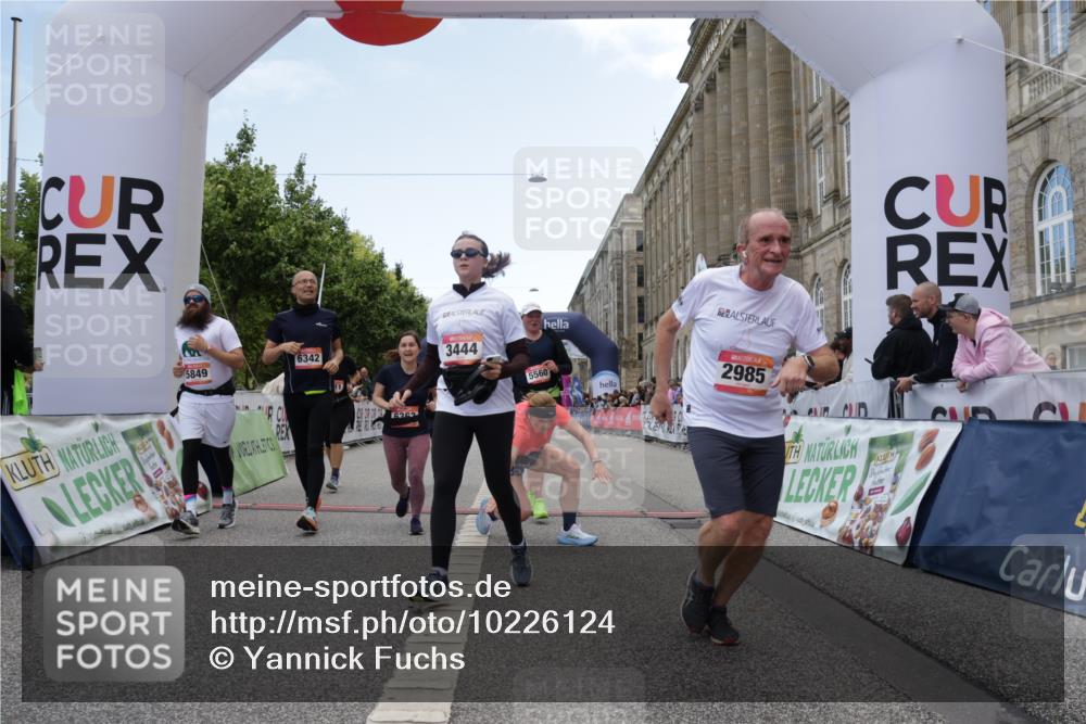 06.09.2026 - CURREX Alsterlauf Yannick Fuchs http://msf.ph/oto/10226124 06.09.2026 10:17:33 Ziel 2462, 2597, 2598, 2911, 2985, 3117, 3444, 3709, 5118, 5560, 5635, 5820, 5849, 6068, 6081, 6342, 6363, 8109 meine-sportfotos.de