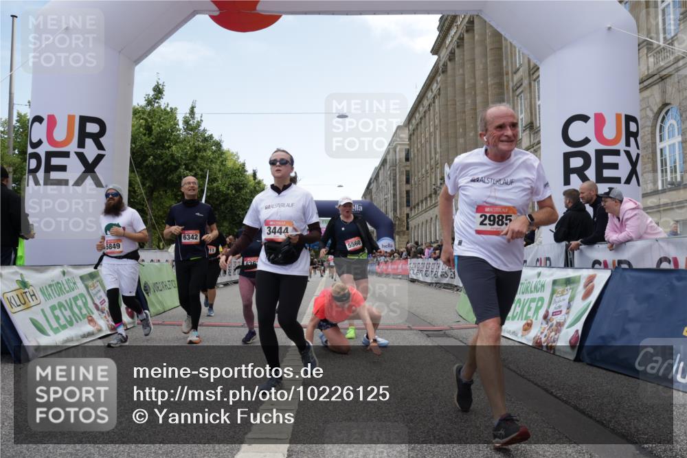 06.09.2026 - CURREX Alsterlauf Yannick Fuchs http://msf.ph/oto/10226125 06.09.2026 10:17:33 Ziel 2462, 2597, 2598, 2911, 2985, 3117, 3444, 3709, 5118, 5560, 5635, 5820, 5849, 6068, 6081, 6342, 6363, 8109 meine-sportfotos.de