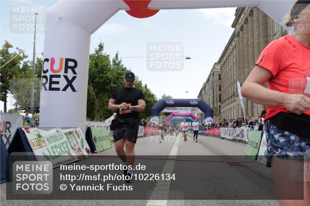 06.09.2026 - CURREX Alsterlauf Yannick Fuchs http://msf.ph/oto/10226134 06.09.2026 10:17:37 Ziel 2070, 2597, 2598, 2911, 2985, 3444, 3709, 3797, 3823, 5491, 5560, 5849, 6342, 6363, 8109 meine-sportfotos.de