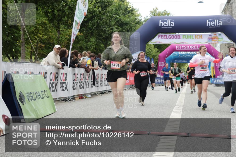 06.09.2026 - CURREX Alsterlauf Yannick Fuchs http://msf.ph/oto/10226142 06.09.2026 10:17:39 Ziel 2070, 2911, 2985, 3444, 3709, 3797, 3823, 5491, 5560, 5849, 6342, 6363, 8109 meine-sportfotos.de