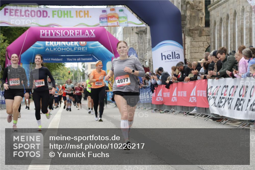 06.09.2026 - CURREX Alsterlauf Yannick Fuchs http://msf.ph/oto/10226217 06.09.2026 10:17:56 Ziel 2645, 2710, 2795, 2920, 2928, 3680, 3948, 4977, 5177 meine-sportfotos.de
