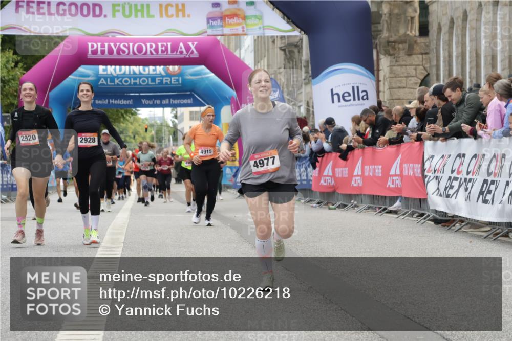 06.09.2026 - CURREX Alsterlauf Yannick Fuchs http://msf.ph/oto/10226218 06.09.2026 10:17:56 Ziel 2645, 2710, 2795, 2920, 2928, 3680, 3948, 4977, 5177 meine-sportfotos.de