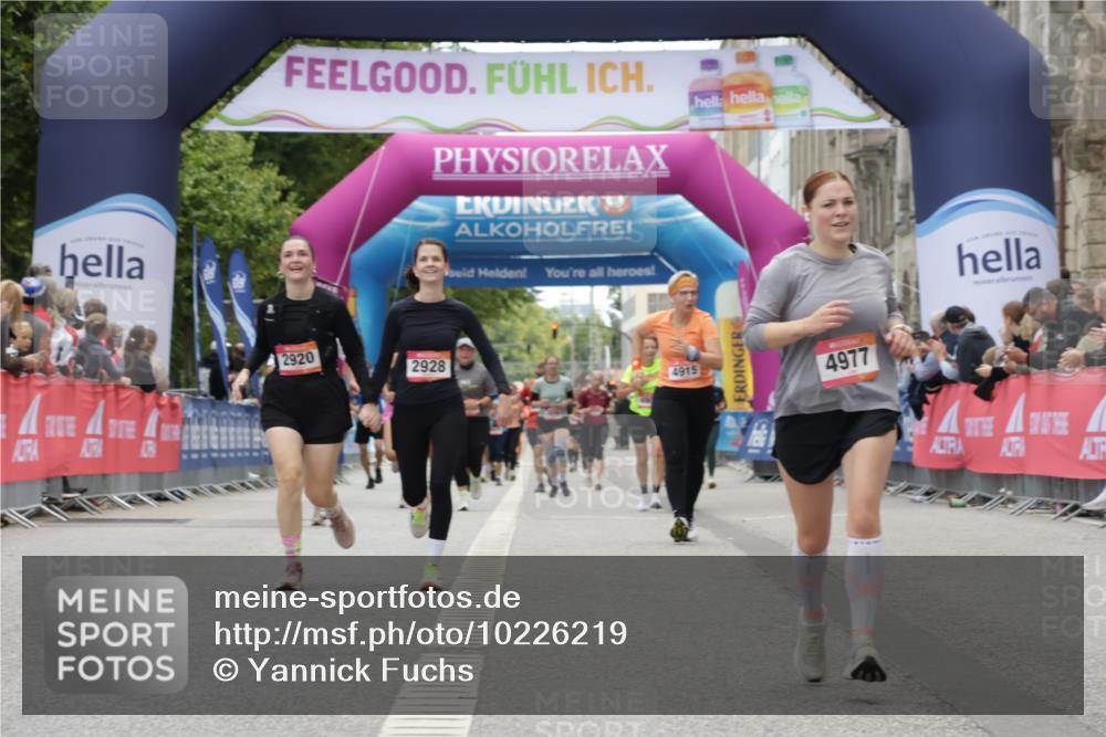 06.09.2026 - CURREX Alsterlauf Yannick Fuchs http://msf.ph/oto/10226219 06.09.2026 10:17:56 Ziel 2645, 2710, 2795, 2920, 2928, 3680, 3948, 4977, 5177 meine-sportfotos.de