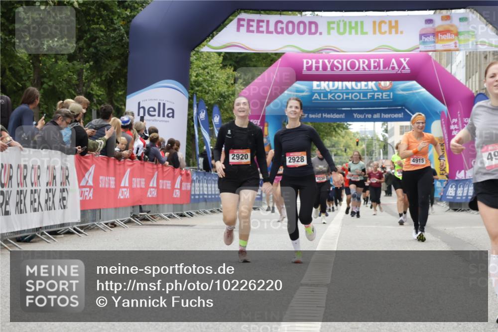 06.09.2026 - CURREX Alsterlauf Yannick Fuchs http://msf.ph/oto/10226220 06.09.2026 10:17:57 Ziel 2645, 2710, 2795, 2920, 2928, 3680, 3948, 4977, 5177 meine-sportfotos.de
