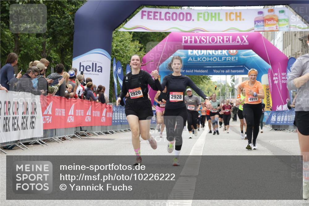 06.09.2026 - CURREX Alsterlauf Yannick Fuchs http://msf.ph/oto/10226222 06.09.2026 10:17:57 Ziel 2645, 2710, 2795, 2920, 2928, 3680, 3948, 4977, 5177 meine-sportfotos.de