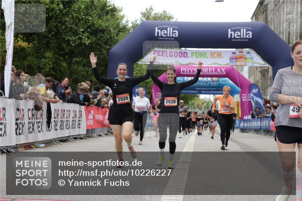 06.09.2026 - CURREX Alsterlauf Yannick Fuchs http://msf.ph/oto/10226227 06.09.2026 10:17:59 Ziel 2645, 2710, 2920, 2928, 3018, 4915, 4977 meine-sportfotos.de