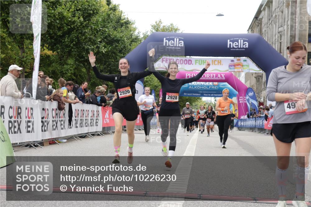 06.09.2026 - CURREX Alsterlauf Yannick Fuchs http://msf.ph/oto/10226230 06.09.2026 10:17:59 Ziel 2645, 2710, 2920, 2928, 3018, 4915, 4977 meine-sportfotos.de