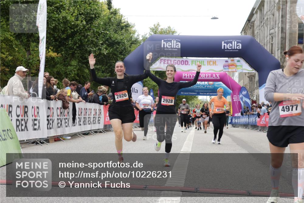 06.09.2026 - CURREX Alsterlauf Yannick Fuchs http://msf.ph/oto/10226231 06.09.2026 10:17:59 Ziel 2645, 2710, 2920, 2928, 3018, 4915, 4977 meine-sportfotos.de
