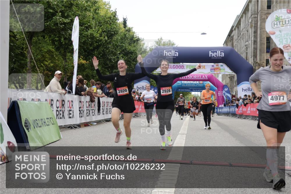 06.09.2026 - CURREX Alsterlauf Yannick Fuchs http://msf.ph/oto/10226232 06.09.2026 10:18:00 Ziel 2645, 2710, 2920, 2928, 3018, 4915, 4977 meine-sportfotos.de