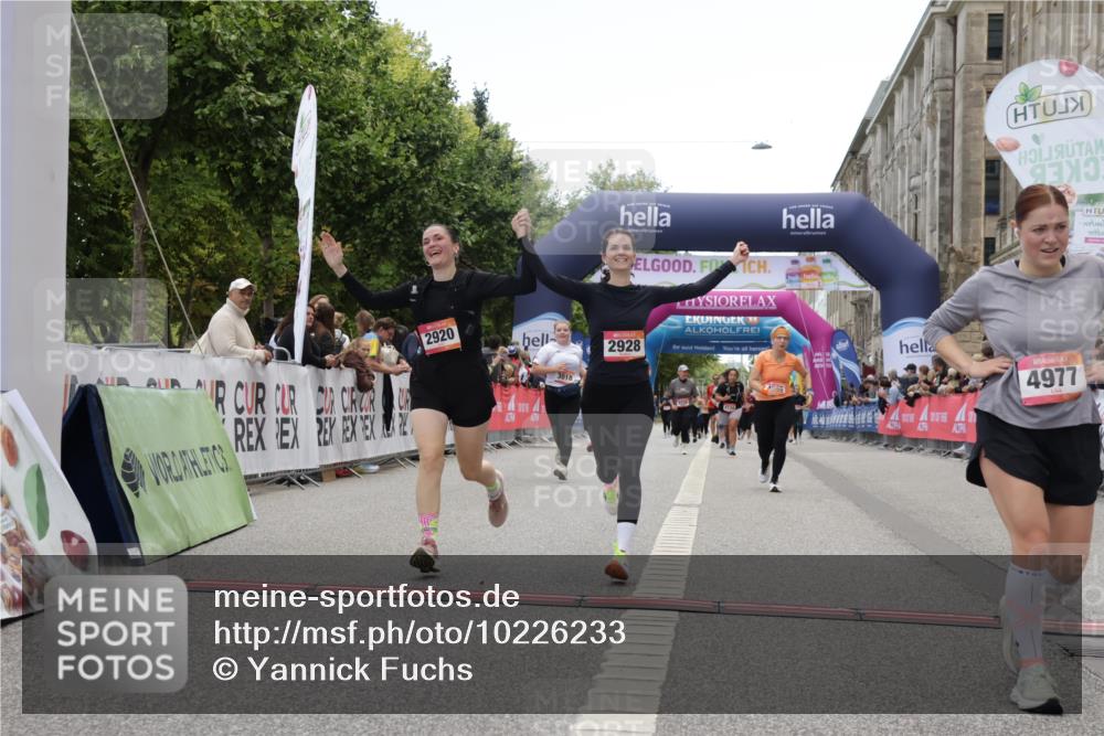 06.09.2026 - CURREX Alsterlauf Yannick Fuchs http://msf.ph/oto/10226233 06.09.2026 10:18:00 Ziel 2645, 2710, 2920, 2928, 3018, 4915, 4977 meine-sportfotos.de